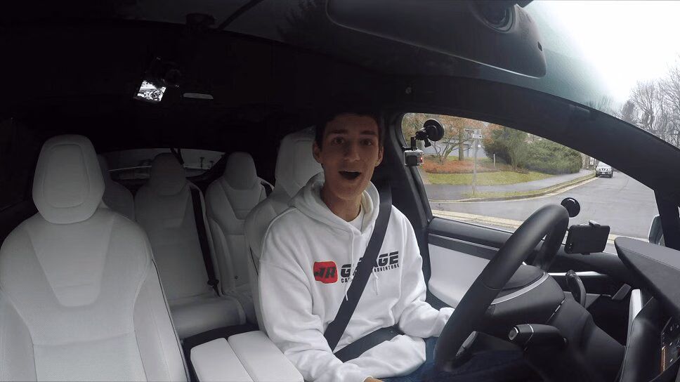 Here's What Happens When You Ignore Tesla Autopilot (VIDEO)